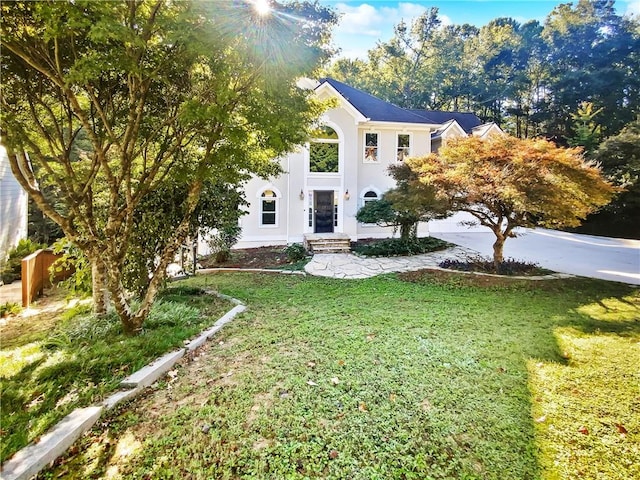 view of front facade featuring a front lawn