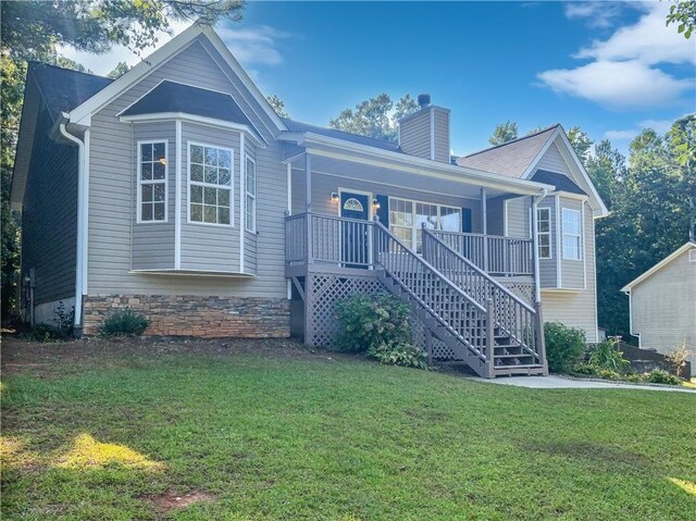 view of front facade featuring a front lawn