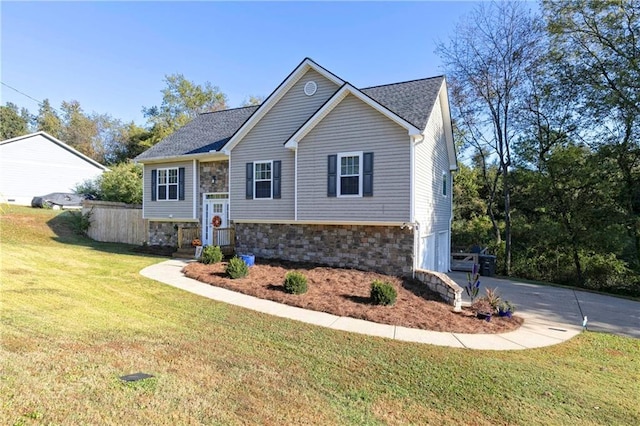 bi-level home featuring a front lawn