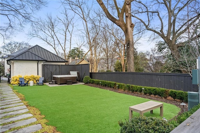 view of yard featuring a hot tub