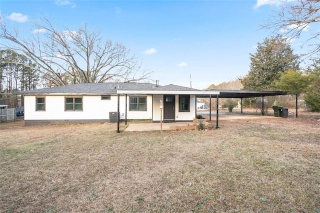 view of front of home with a front yard, cooling unit, and a carport