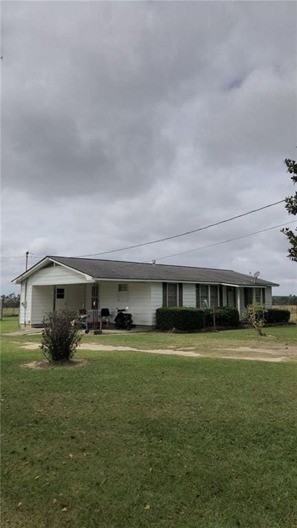 view of front of property featuring a front lawn