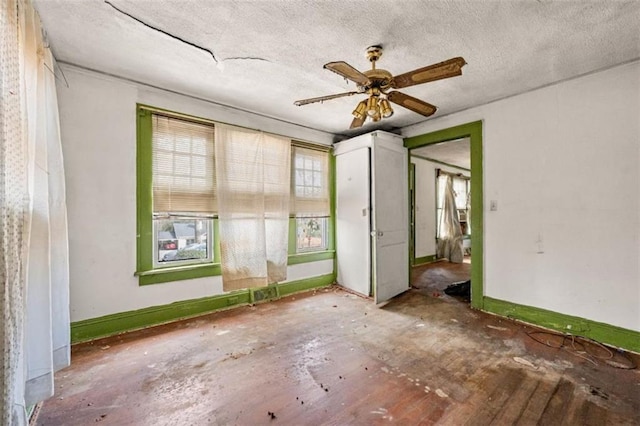 empty room featuring ceiling fan