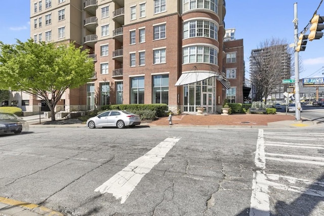 view of apartment building / complex