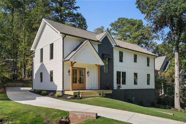 view of front facade with a front yard