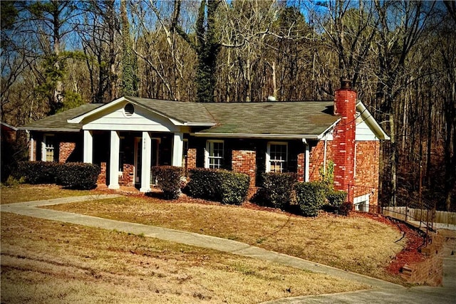 view of front of property featuring a front yard