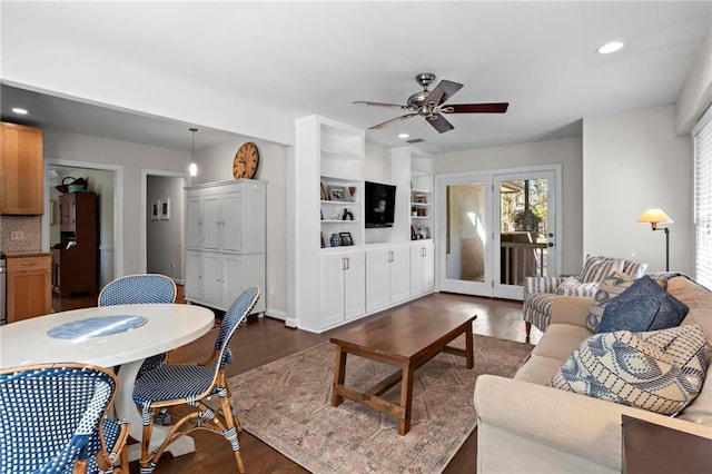 living area with dark wood-type flooring, a ceiling fan, and recessed lighting