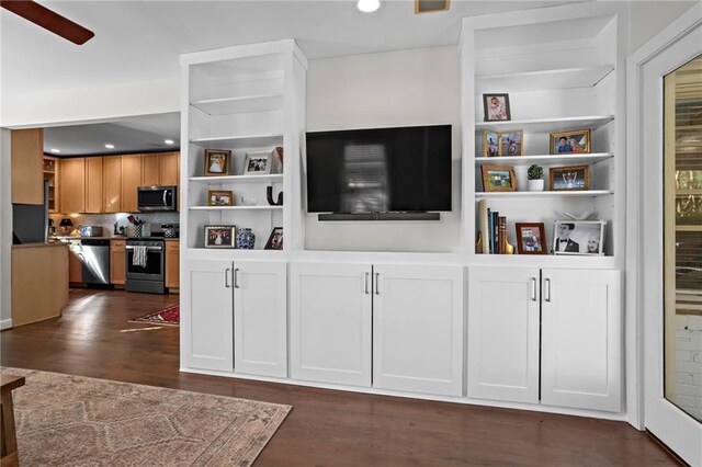 living area featuring dark wood-type flooring and recessed lighting