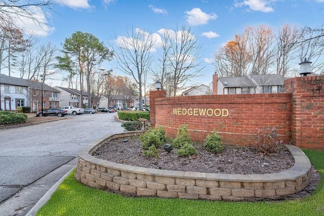 community sign featuring a residential view