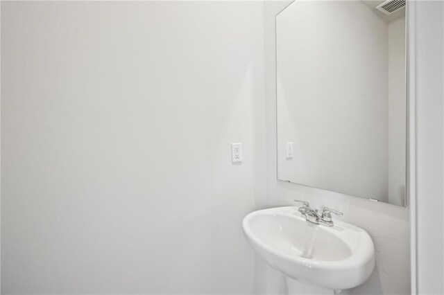 2770 Aralynn Way, College Park, GA 30337 - bathroom with visible vents and a sink