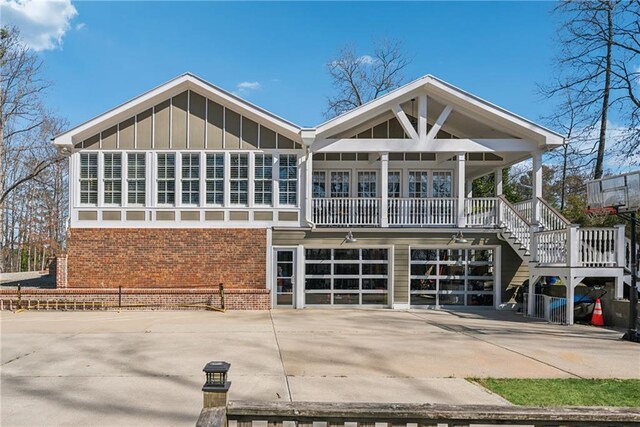 view of front of home featuring a porch and a ceiling fan