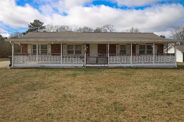 view of front of home with covered porch and a front lawn