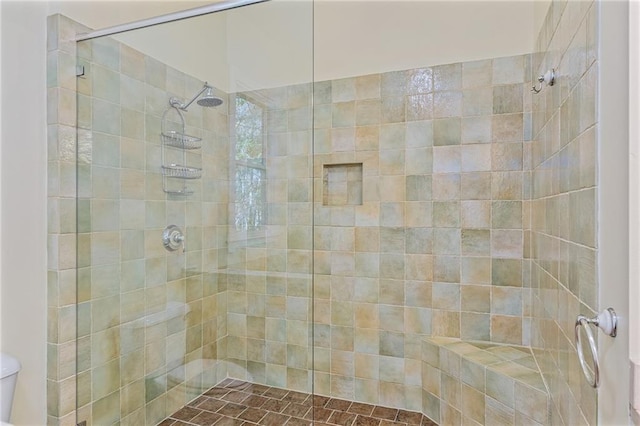 bathroom featuring tiled shower