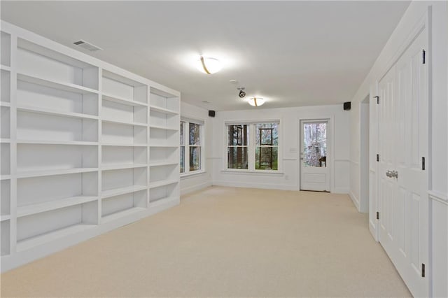 empty room featuring a wealth of natural light and ceiling fan