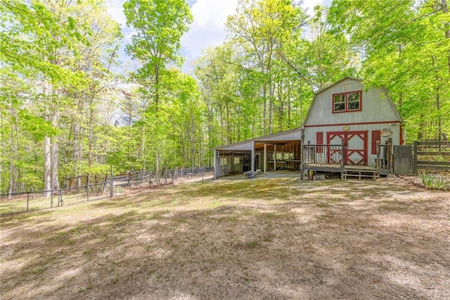 view of yard featuring an outdoor structure