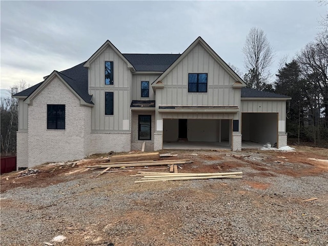 view of front facade with a garage