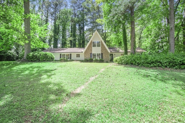 view of front facade featuring a front lawn