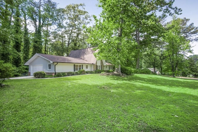 view of front of home featuring a front lawn and an attached garage