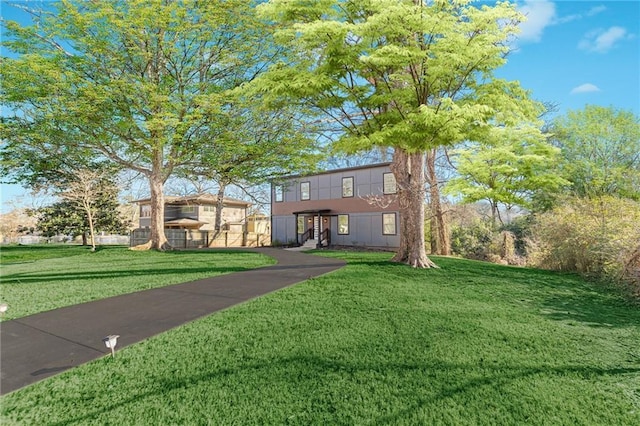 view of front of home featuring a front yard