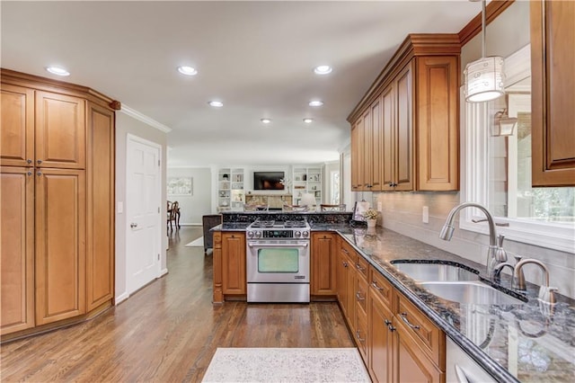 4246 Stilson Cir, Peachtree Corners, GA 30092 - kitchen with stainless steel gas range oven, a sink, open floor plan, recessed lighting, and dark stone counters