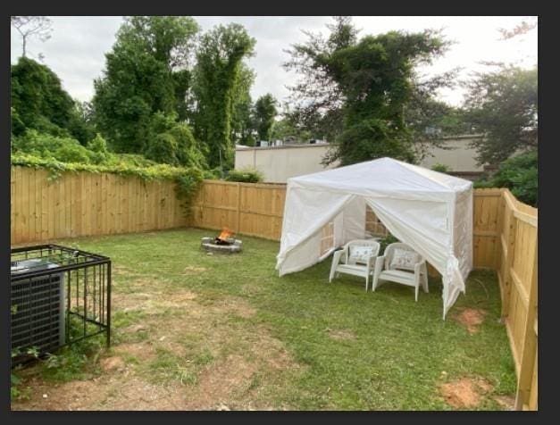 view of yard with an outdoor structure