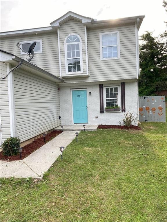 view of front facade featuring a front lawn