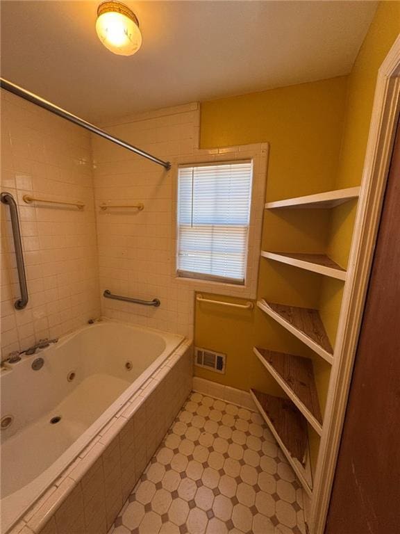 bathroom with tiled shower / bath