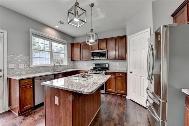 450 Hilingdon Way, Suwanee, GA 30024 - kitchen featuring stainless steel appliances, a sink, a center island, tasteful backsplash, and dark wood finished floors