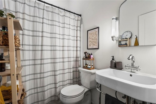 19 Hilliard St SE Unit 13, Atlanta, GA 30312 - bathroom with toilet, a sink, and a shower with curtain
