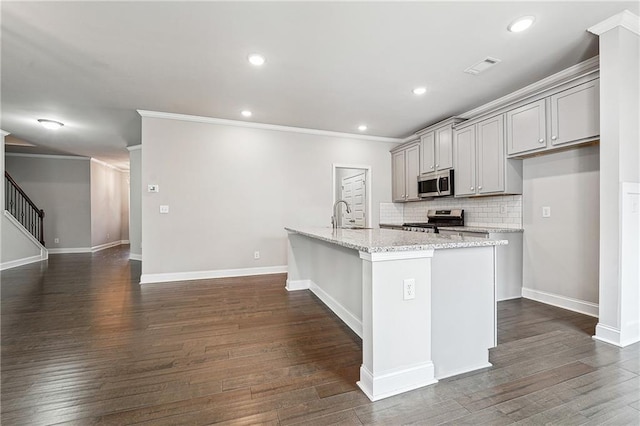 kitchen featuring gray cabinetry, stainless steel appliances, dark wood-type flooring, a sink, and visible vents