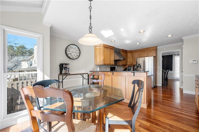 dining space with dark wood-type flooring, recessed lighting, ornamental molding, and baseboards