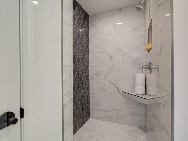 bathroom featuring a tile shower