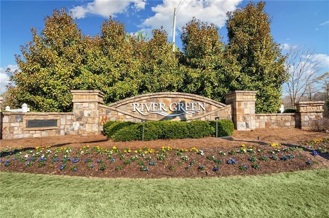 community / neighborhood sign featuring a lawn