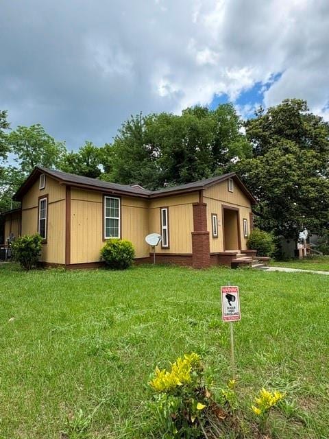 single story home featuring a front yard