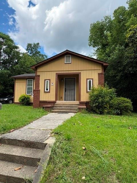 3831 Fairmont Ave, Macon, GA 31204 - bungalow-style house featuring a front yard