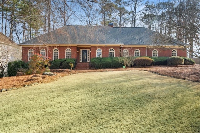 ranch-style home featuring a front lawn