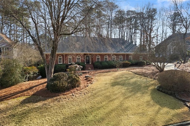 single story home with a front lawn