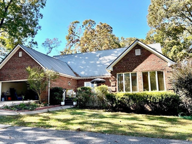 view of front facade featuring a front yard