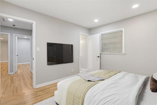 bedroom featuring light wood-style floors, recessed lighting, and baseboards