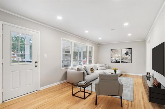 living area with recessed lighting, crown molding, light wood-style flooring, and baseboards