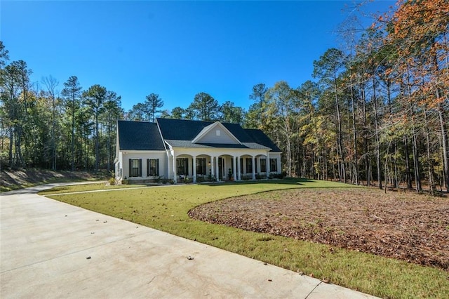 view of front of property with a front lawn