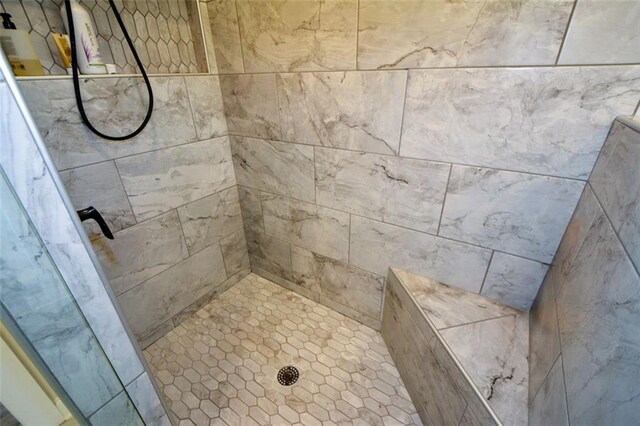 bathroom featuring a tile shower