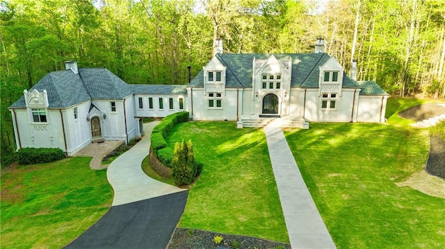 view of front facade featuring a front lawn