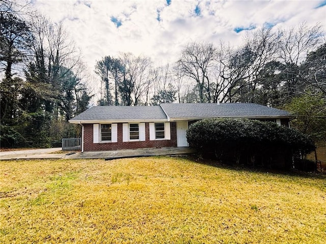 ranch-style house with a front yard