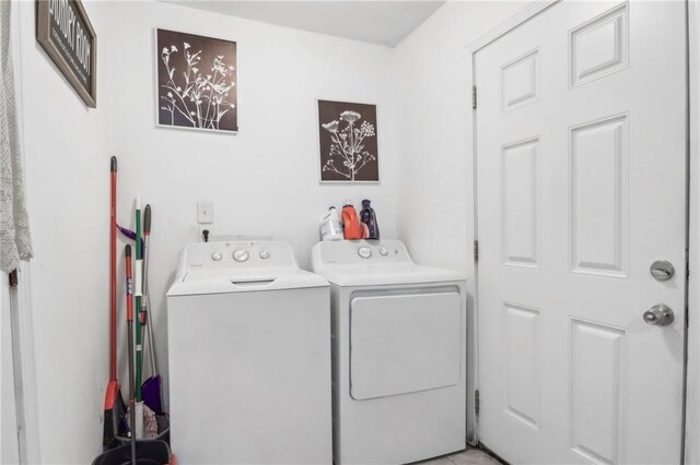 washroom featuring washing machine and clothes dryer