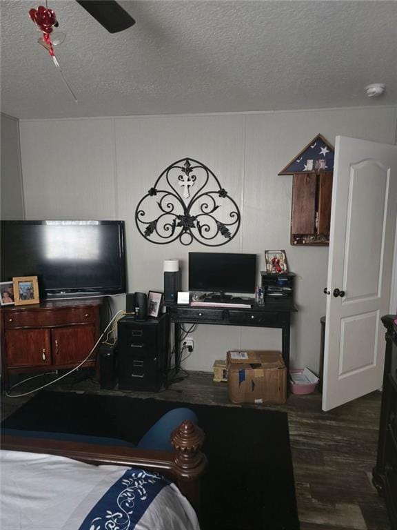 bedroom featuring a textured ceiling, wood finished floors, and a ceiling fan