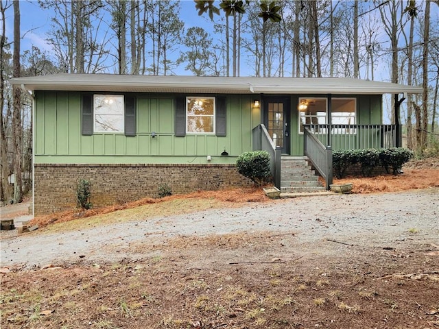 view of front of property featuring covered porch