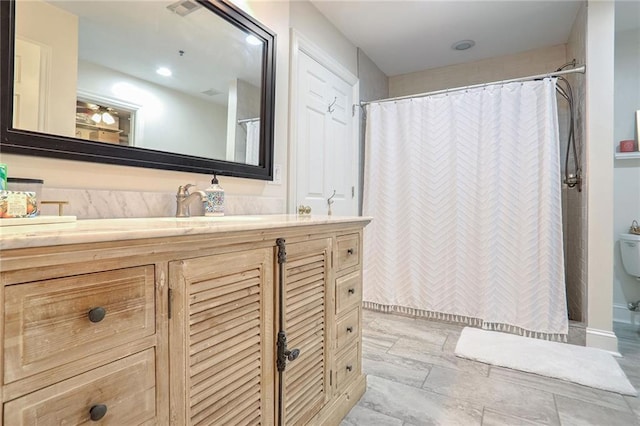 bathroom with a shower with shower curtain and vanity