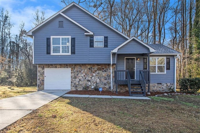 view of front of property featuring a front yard and a garage