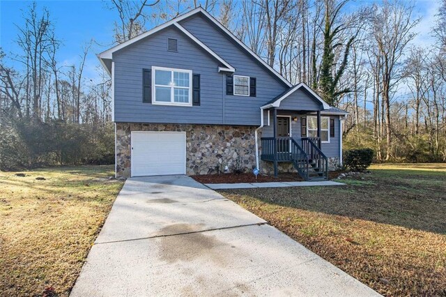 view of front of property featuring a front yard and a garage